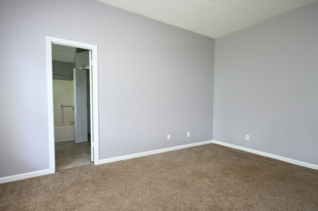 Building Photo - 105 Oakline Dr