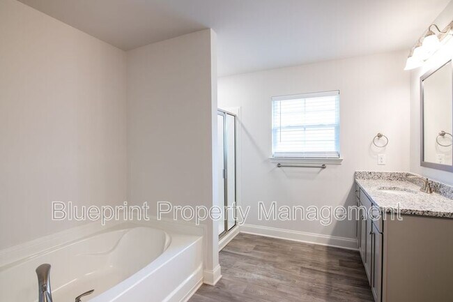 Building Photo - 281 Union Dr