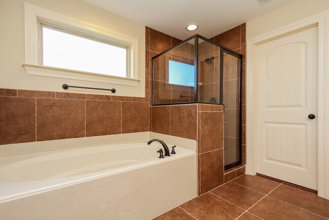 Building Photo - 3167 Pinetree Loop N