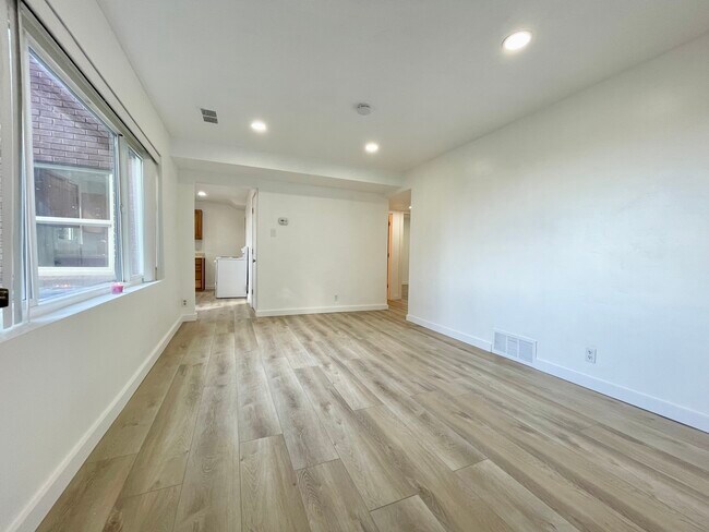 Building Photo - 575 N Cortez St