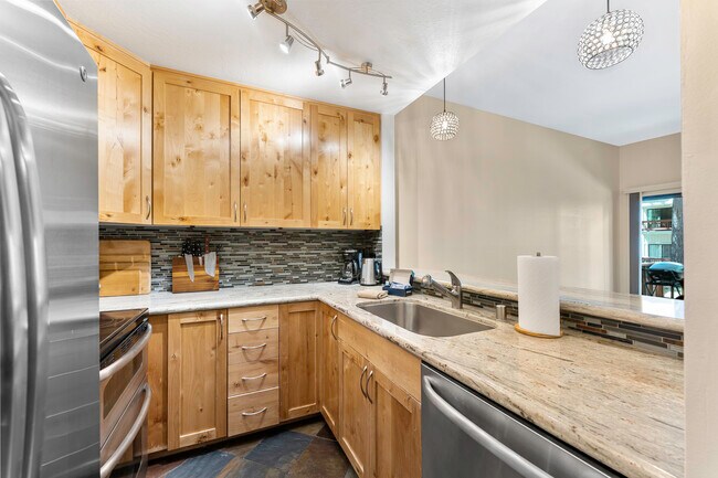 Building Photo - 807 Alder Ave