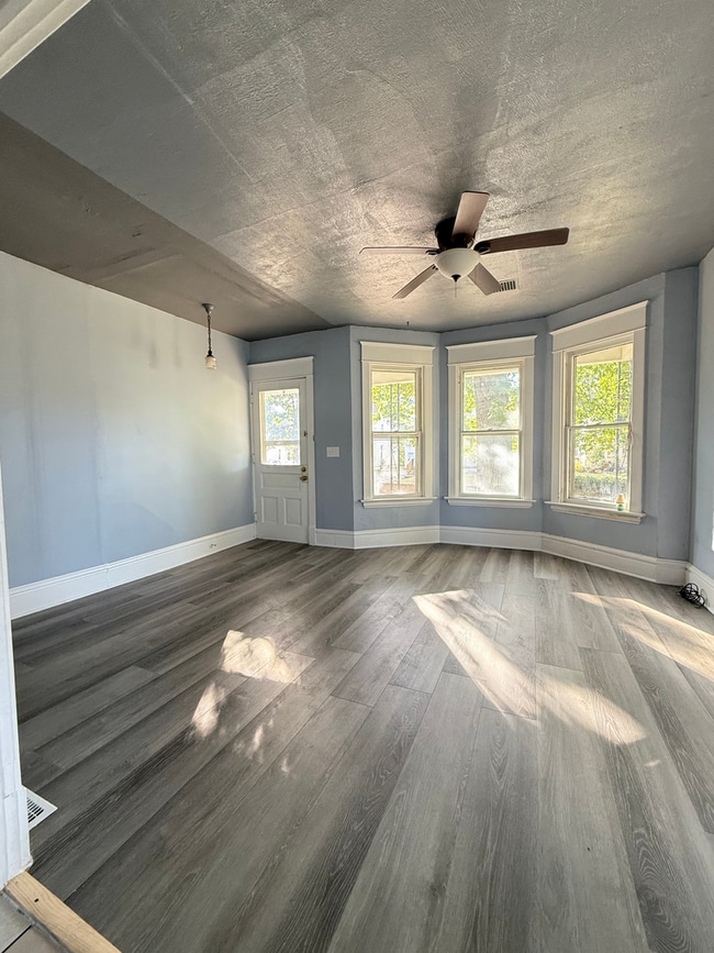 Building Photo - 3-Bedroom Townhouse in Moline– $925/month ...