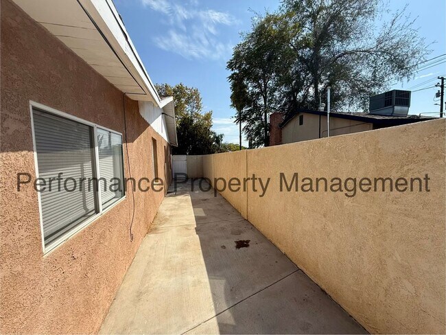 Building Photo - 720 Woodrow Ave