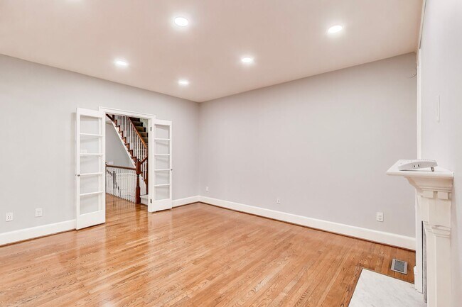 Building Photo - Spectacular 3 Bed + LOFT + 3.5 Bath- Custom Kitchen & Master Retreat w/ Beautiful Updates