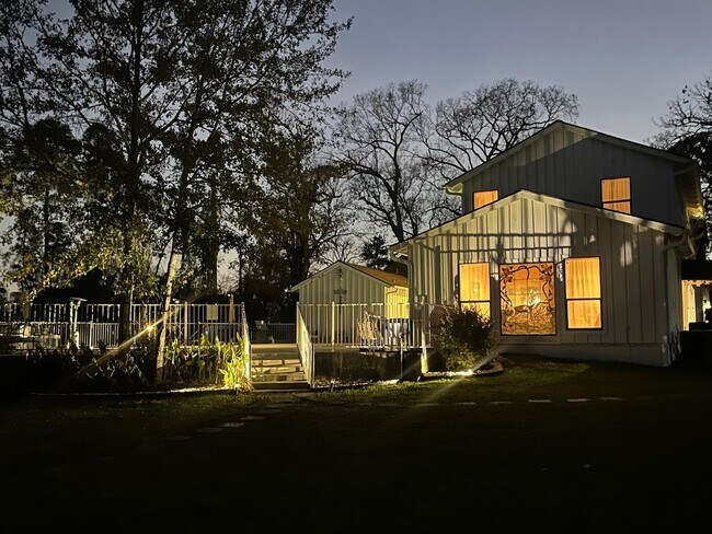 Building Photo - 8402 Matthews Ln