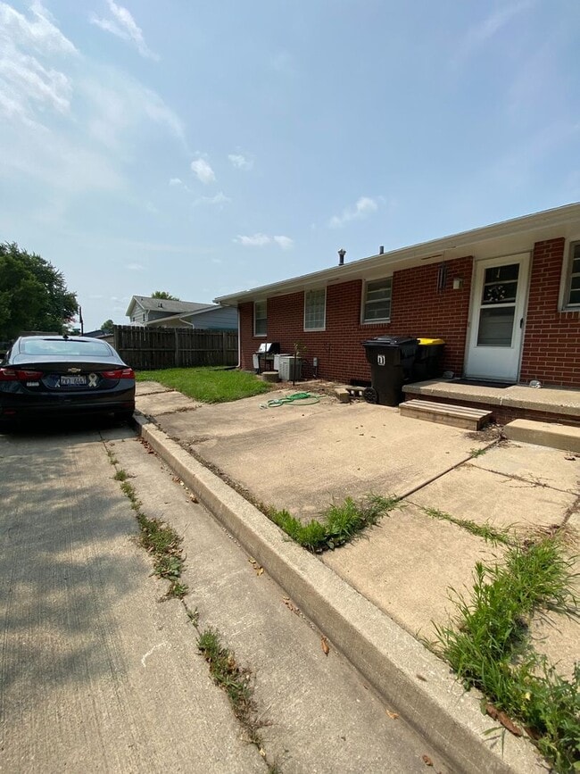 Building Photo - Extremely sharp, clean and roomy 2 BR Duplex in great location in Normal