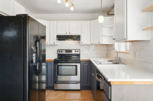 Building Photo - Updated Home in Sunnyside!
