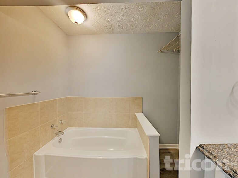 Building Photo - 718 Post Rd Ln