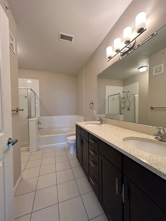 Building Photo - Top floor 2bd 2 bath condo conveniently located in Broomfield!