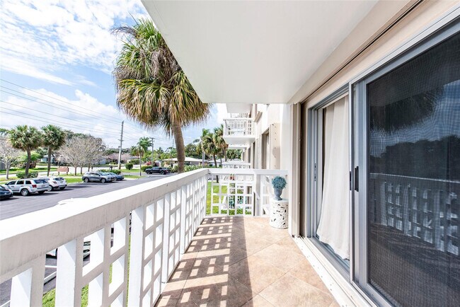 Building Photo - 1831 NE 38th St