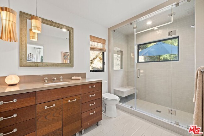 Building Photo - 5721 Valley Oak Dr