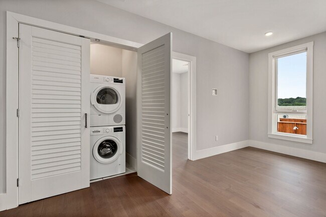 Building Photo - Jamaica Plain spacious studio w/ central a...