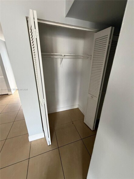 Building Photo - 1735 W 60th St