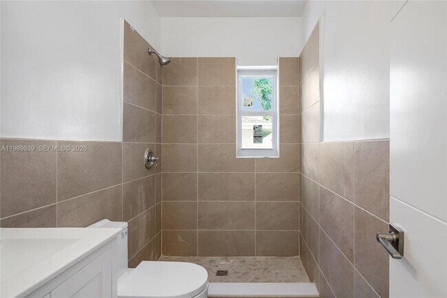 Building Photo - 2025 Fillmore St