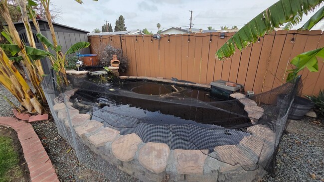 Building Photo - Spacious 3 bed 1 bath with a large backyard! Available 4/1/2026