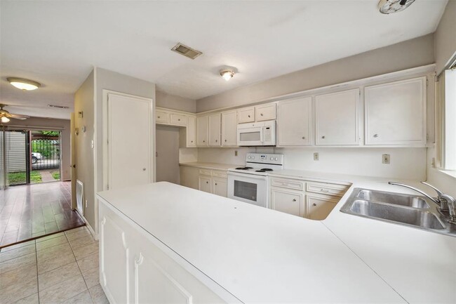 Building Photo - 1841 Sherwood Forest St