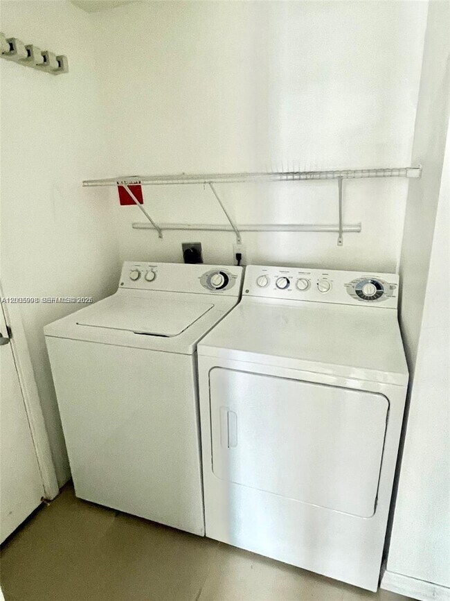 Building Photo - 218 SE 14th St