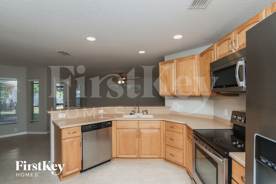 Building Photo - 1347 Armory Dr NE