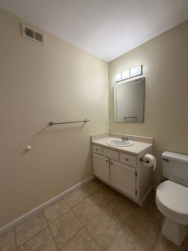 Building Photo - 25% OFF FIRST MONTH'S RENT -- Updated 2 Bedroom First Floor Condo