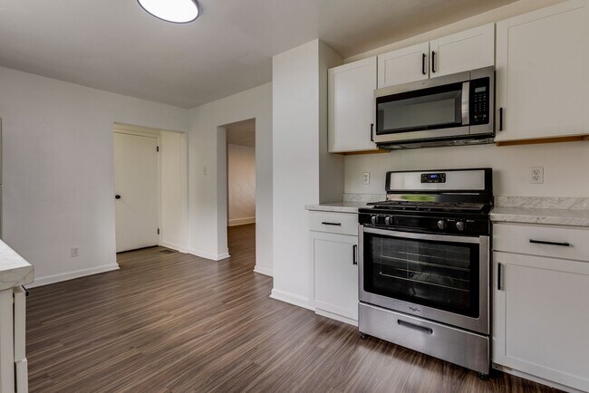 Building Photo - Available JUNE 2026 - 1 Bed w/ off street parking, beautiful view