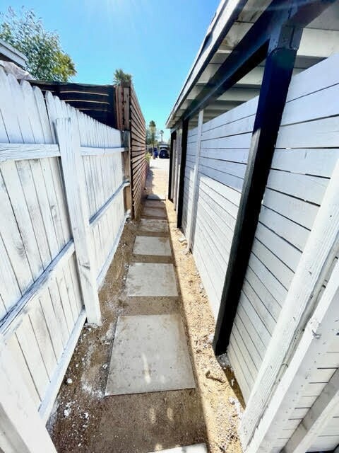 Building Photo - Renovated. with private yard!!!