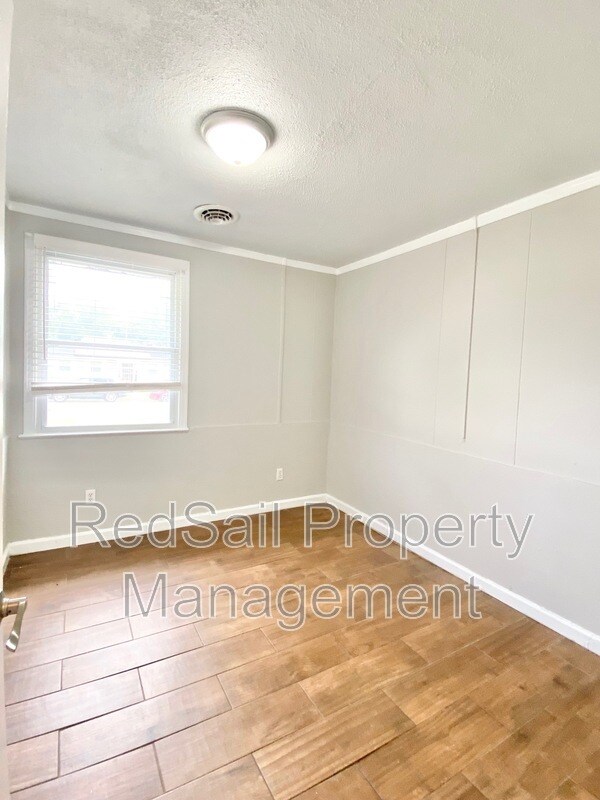 Building Photo - 323 Roane Dr