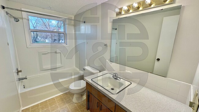 Building Photo - Edwards St Triplex