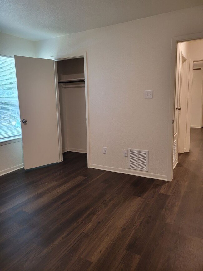 Building Photo - 504 S Juanita Dr