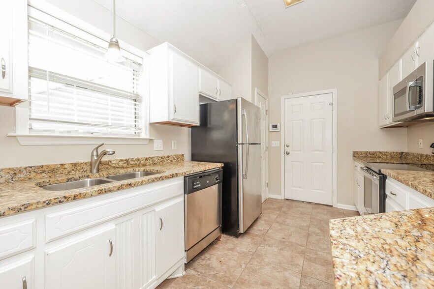 Building Photo - 901 Tal Ln