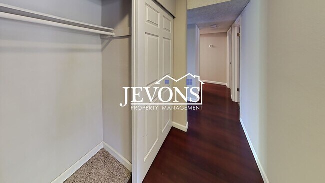 Building Photo - Charming top-floor condo with fully equipp...