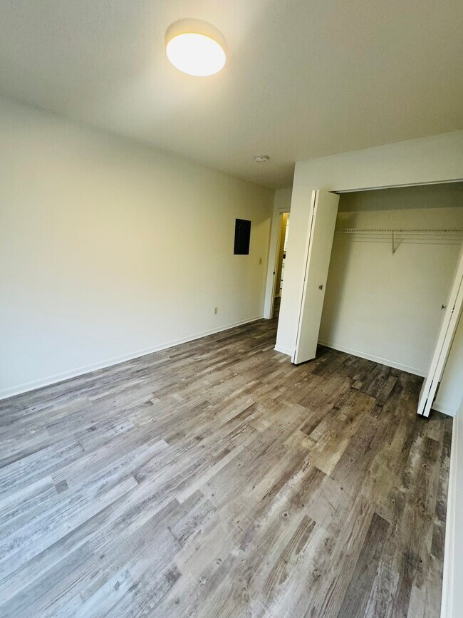 Building Photo - 395