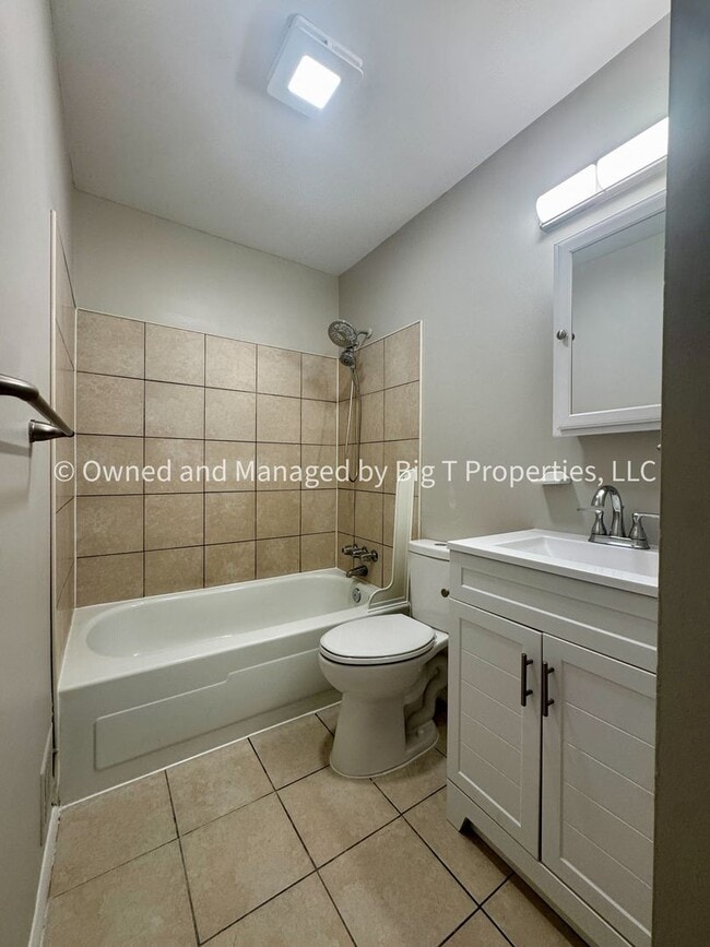 Building Photo - Coming soon* Cute Townhouse between Woodbridge and Triangle