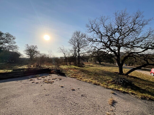 Building Photo - Gorgeous 2 Bedroom, 2 1/2 Bath Home  with BONUS room in Sunrise Beach, TX.