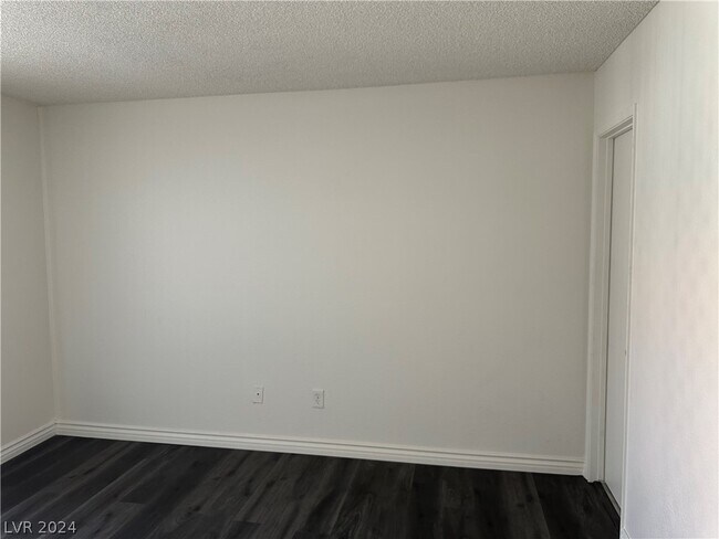 Building Photo - 1121 Willow Tree Dr