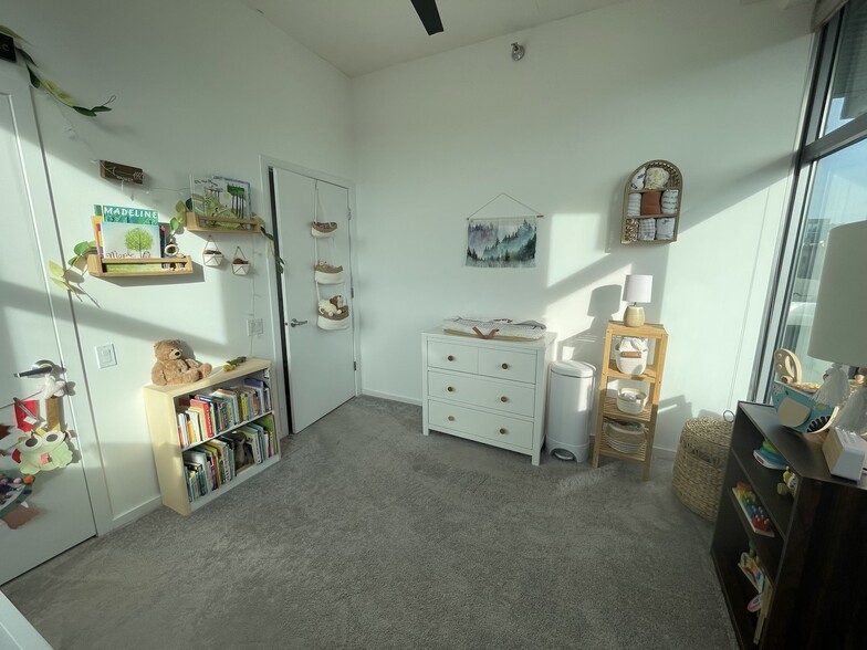 Second bedroom (3/3) - 1000 W Leland Ave