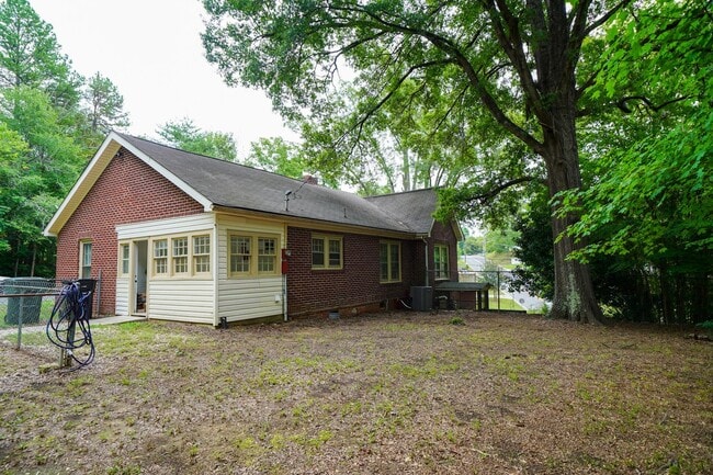 Building Photo - 3 bed 2 bath Updated Bungalow - Private ba...