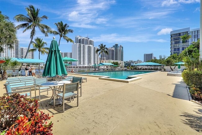 Building Photo - 1000 Parkview Dr