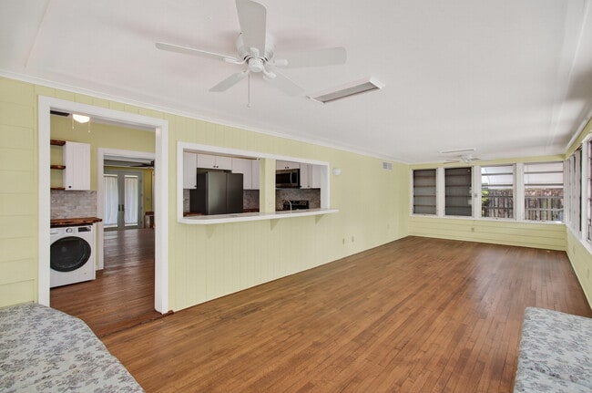 Building Photo - 817 N Palmway