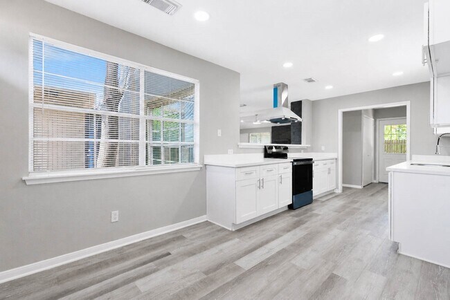 Building Photo - 15811 Pathfield Dr