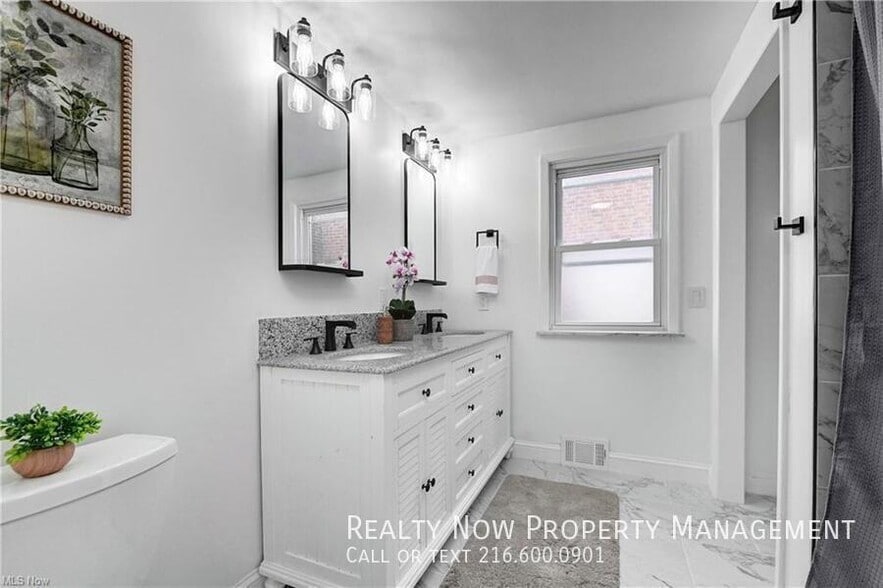 Building Photo - 2330 Traymore Rd