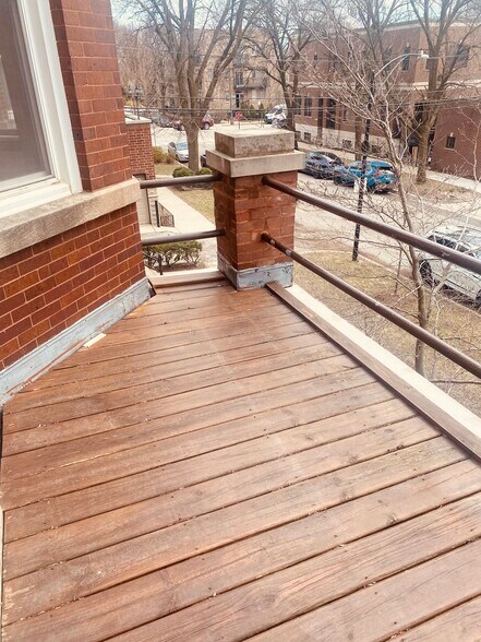 Private front balcony overlooking Fletcher St - 2014 W Fletcher St