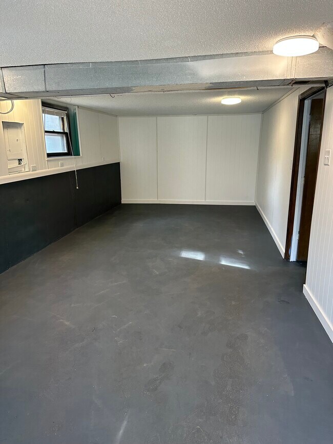 Building Photo - 203 20th Ave N