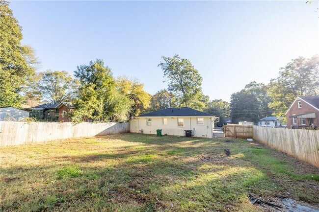 Building Photo - 2071 Miriam Ln
