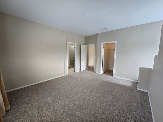 Building Photo - Guard Gated wonderful community 3 Bedroom Townhome!