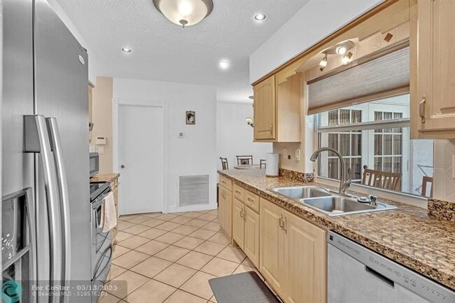 Building Photo - 7102 NW 93rd Ave