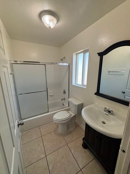 Building Photo - 8634 Menlo Ave