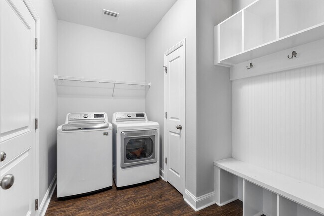 Building Photo - 8756 Glen Oak Trail