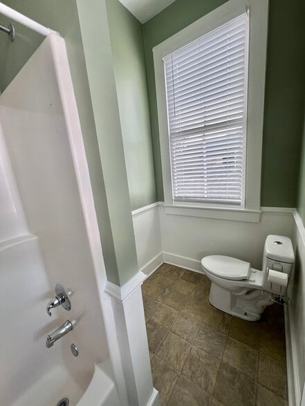 Building Photo - 548 Verret St
