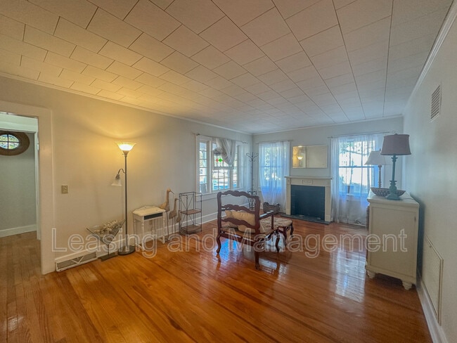 Building Photo - 422 Riverland Dr