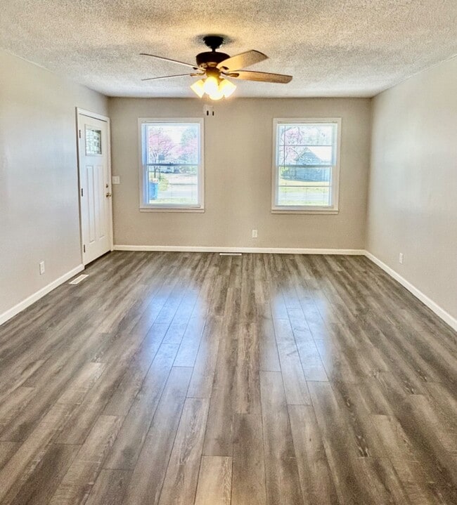 Building Photo - 825 David Ln